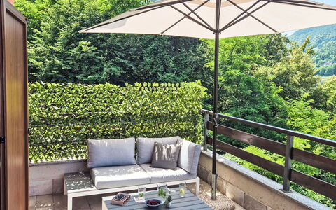 Bellavista: Møbel, Udendørs Møbler, Træ, Bord, Stol, Paraply, Udendørs Bord, Blomsterkrukke, Have