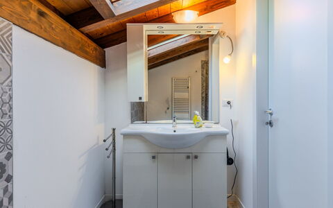 Bellavista: Gulvbelægning, Sanitærarmatur, Indretning, Etage, Træ, Loft, Badeværelse, Tap, Vvs, Håndvask