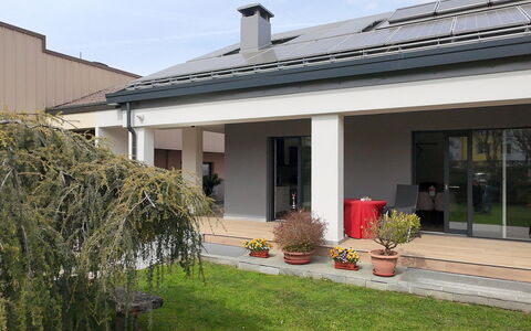 House Martina: Hjem, Boligområde, Hus, Tag, Dør, Skygge, Gård, Have, Beton, Estate