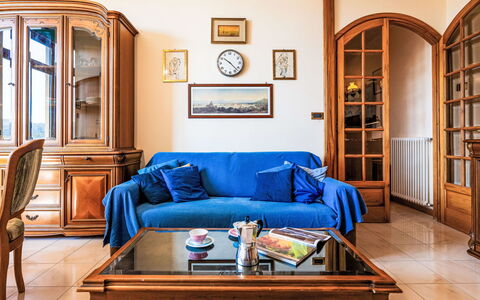Casa del Mare: Møbel, Indretning, Træ, Couch, Gulvbelægning, Stue, Værelse, Etage, Lejlighed, Belysning