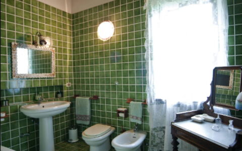 Villa Incanto: Gulvbelægning, Sanitærarmatur, Flise, Lysarmatur, Design, Tap, Stueplante, Badeværelse, Håndvask, Vvs