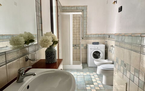 Casa Paola-connessione Starlink: Gulvbelægning, Indretning, Etage, Badeværelse, Sanitærarmatur, Flise, Toilet, Toiletbræt, Vvs, Loft