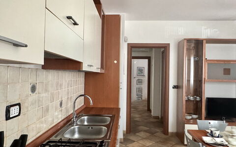 Casa Paola-connessione Starlink: Countertop, Køkken, Gulvbelægning, Større Bandage, Træ, Køkken Apparat, Indretning, Etage, Cabinetry, Køkkenvask