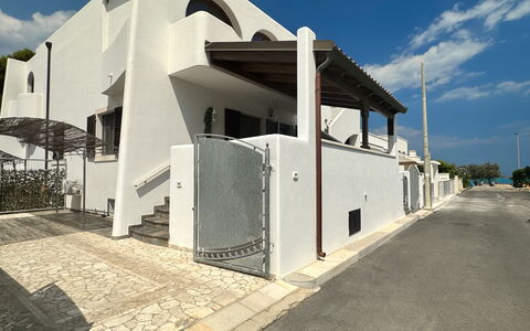 Casa Paola-connessione Starlink: Kompositmateriale, Beton, Skygge, Altan, Port, Dagslys, Gips, Hegn, Trappe, Villa