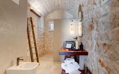 Trulli di Luccio: Væg, Gulvbelægning, Sanitærarmatur, Indretning, Etage, Loft, Belysning, Badeværelse, Vvs, Lysarmatur