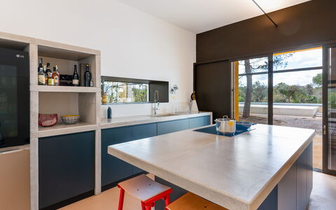 Villa Manè: Køkken, Countertop, Indretning, Møbel, Gulvbelægning, Træ, Cabinetry, Køkken Apparat, Loft, Belysning