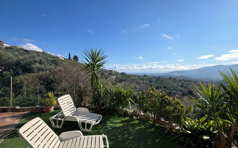 Casa di Bruna Seaview, Albenga: Landskab, Hill Station, Udvej, Eco Hotel, Landscaping, Udendørs Møbler, Altan, Svømmepøl