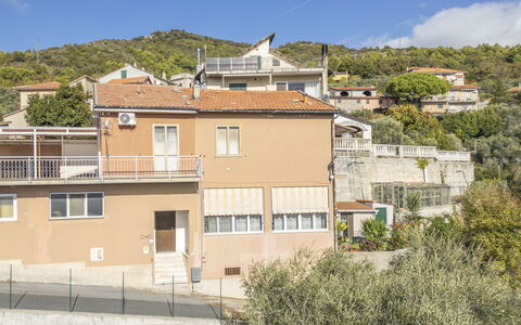 Casa di Bruna Seaview, Albenga: Væg, Bygning, Boligområde, Arkitektur, Kvarter, Hus, Hjem, Stad, Tag, Menneskelig Bosættelse