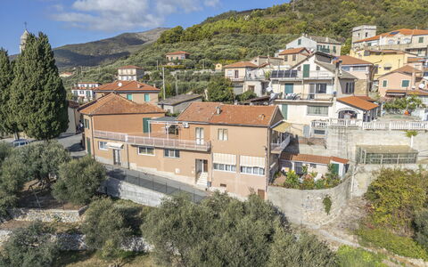 Casa di Bruna Seaview, Albenga: Bygning, Væg, Boligområde, Hus, Hjem, Tag, Stad, Arkitektur, Kvarter, Menneskelig Bosættelse