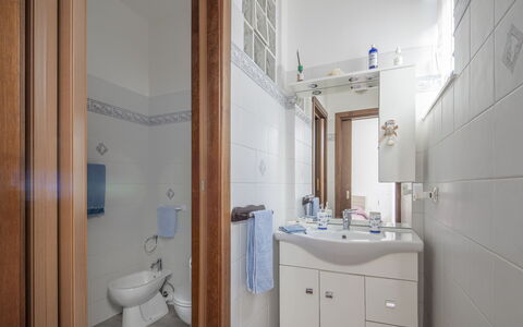 Casa di Bruna Seaview, Albenga: Badeværelsesvask, Gulvbelægning, Sanitærarmatur, Håndvask, Indretning, Etage, Badeværelse, Tap, Vvs, Værelse