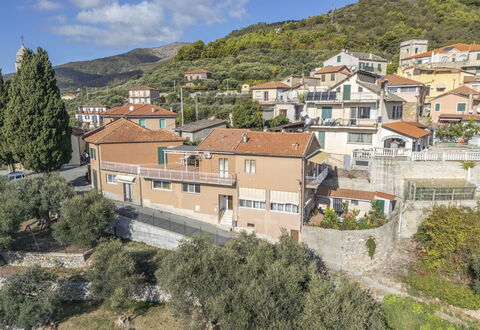 Casa di Bruna Seaview, Albenga: Bygning, Væg, Boligområde, Hus, Hjem, Tag, Stad, Arkitektur, Kvarter, Menneskelig Bosættelse