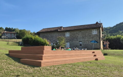 Villa Pietra With Pool On Piemonte Hills: Fritid, Lawn, Hårdttræ, Bejdse, Planke, Krydsfiner, Backyard, Parkere, Kunstgræs