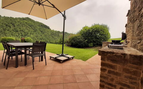 Villa Pietra With Pool On Piemonte Hills: Møbel, Udendørs Møbler, Stol, Bord, Udendørs Bord, Skygge, Paraply, Have, Gårdhave, Backyard