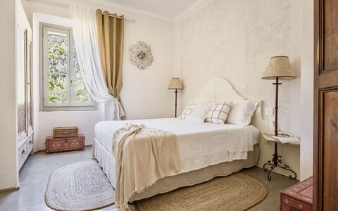 Villa Chiovada: Møbel, Seng, Indretning, Soveværelse, Væg, Sengetøj, Sengetøj, Træ, Etage, Værelse