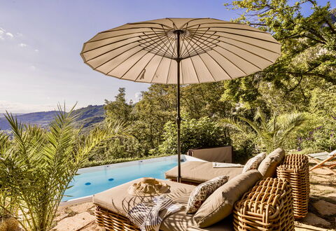Villa Chiovada: Udendørs Møbler, Møbel, Paraply, Udvej, Skygge, Eco Hotel, Stol, Svømmepøl, Fritid, Liggestol