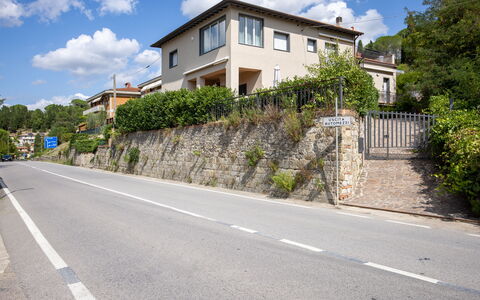 Il Ferrone Apartment with Garden - Greve in Chiant: Bygning, Vindue, Boligområde, Vejbelægning, Hus, Hjem, Kvarter, Vej, Arkitektur, Asfalt
