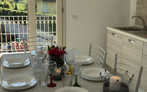 Villa al Glicine Proprietà: Møbel, Bordservice, Indretning, Bord, Gulvbelægning, Køkken & Spisebord, Stol, Spisestue, Belysning, Serveware