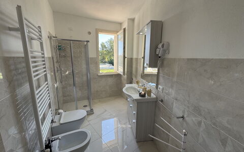 Villa al Glicine Proprietà: Gulvbelægning, Sanitærarmatur, Etage, Indretning, Håndvask, Vvs, Tap, Værelse, Flise, Badeværelse