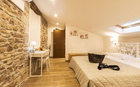 Appartamento la Fontana, Assisi: Indretning, Møbel, Loft, Soveværelse, Træ, Gulvbelægning, Etage, Textile, Seng, Belysning