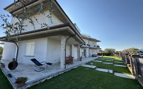 Villa al Glicine: Boligområde, Hjem, Hus, Arkitektur, Tag, Estate, Altan, Mansion, Hacienda, Villa