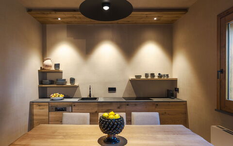 Casa Gibel: Møbel, Indretning, Træ, Gulvbelægning, Køkken, Countertop, Hjem, Etage, Belysning, Loft