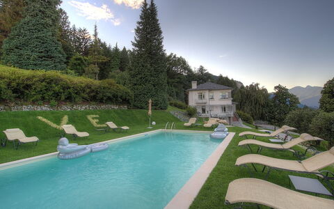 Alina Villa: Svømmepøl, Have, Lawn, Fritid, Estate, Landscaping, Eco Hotel, Stuehus, Gård, Udvej