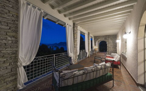 Alina Villa: Møbel, Gulvbelægning, Etage, Stol, Loft, Altan, Villa, Udendørs Møbler, Hotel, Eco Hotel