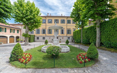 Gallietta: Bygning, Vindue, Boligområde, Busk, Estate, Menneskelig Bosættelse, Hjem, Have, Mansion