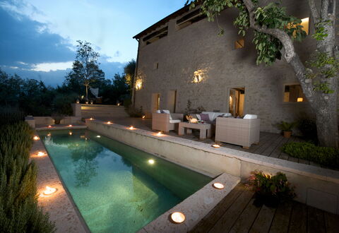 Asolina Villa: Væg, Svømmepøl, Arkitektur, Udendørs Møbler, Kompositmateriale, Hjem, Blomsterkrukke, Estate, Water Feature, Gårdsplads