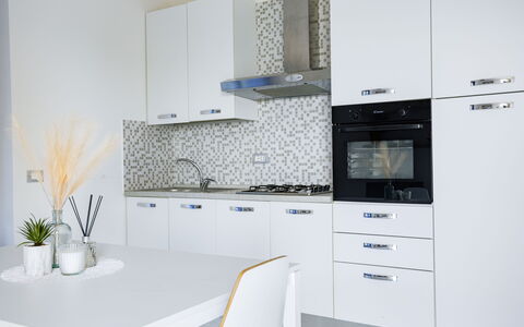 Villa Altavista: Køkken, Countertop, Større Bandage, Cabinetry, Køkken Apparat, Træ, Indretning, Gulvbelægning, Komfur, Hjem