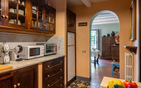 Podere la Botte, Pool, Lari: Møbel, Indretning, Cabinetry, Gulvbelægning, Træ, Etage, Countertop, Køkken, Skuffe, Skab