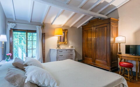 Podere la Botte, Pool, Lari: Møbel, Seng, Soveværelse, Indretning, Sengetøj, Sengetøj, Belysning, Gulvbelægning, Bed Frame, Værelse