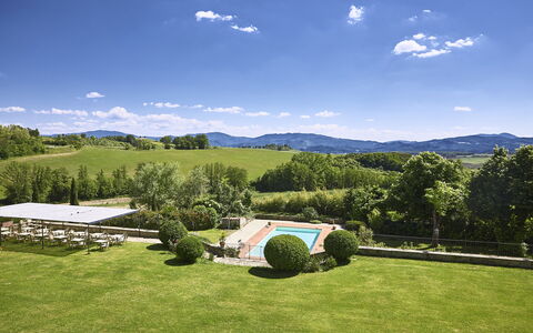 Villa Medicea Lo Sprocco: Bjergrige Landskabsformer, Bakke, Bjerg, Landskab, Highland, Have, Hill Station, Lawn, Landscaping, Svømmepøl