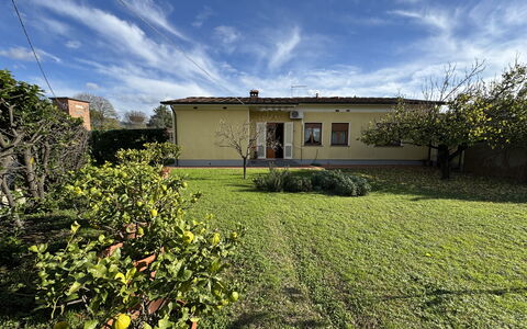Villa Lory: Græs, Hus, Busk, Land Lot, Hjem, Landdistrikt, Have, Lawn, Sommerhus, Estate