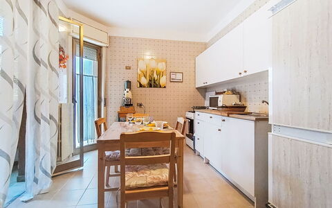 Happy House: Indretning, Gulvbelægning, Møbel, Etage, Træ, Loft, Værelse, Belysning, Countertop, Køkken