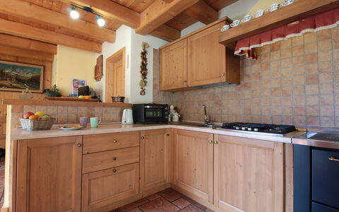Chalet Genzianella: Møbel, Køkken, Gulvbelægning, Countertop, Cabinetry, Indretning, Træ, Etage, Værelse, Loft