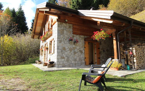 Chalet Genzianella: Træ, Hus, Sommerhus, Hjem, Tag, Dør, Stuehus, Gård, Bjælkehytte, Have