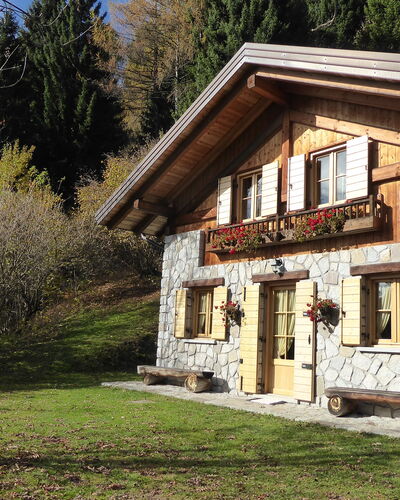Chalet Genzianella: Bygning, Træ, Hus, Tag, Sommerhus, Hjem, Landdistrikt, Dør, Stuehus, Landsby