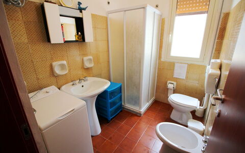 Villa Floridia: Gulvbelægning, Etage, Indretning, Værelse, Dør, Sanitærarmatur, Bejdse, Håndvask, Vvs