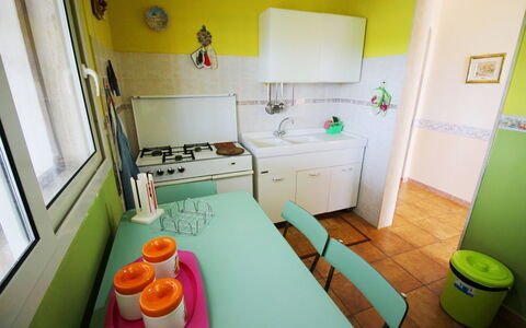 Villa Floridia: Møbel, Indretning, Gulvbelægning, Køkken, Større Bandage, Etage, Værelse, Countertop, Køkken Apparat, Belysning