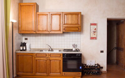 Loggia Apt. del: Køkken, Køkken Apparat, Countertop, Træ, Større Bandage, Indretning, Møbel, Cabinetry, Gulvbelægning, Køkkenvask