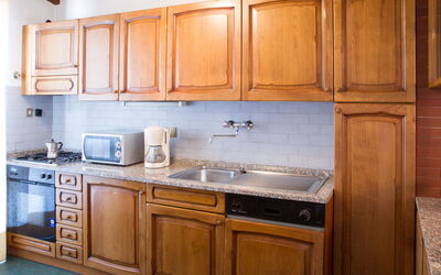 Corte Apt Sup: Køkken, Cabinetry, Countertop, Køkken Apparat, Træ, Større Bandage, Gulvbelægning, Indretning, Skab, Håndvask