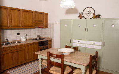 Tinaia Suite Fam: Møbel, Cabinetry, Gulvbelægning, Træ, Indretning, Køkken, Skab, Countertop, Etage, Skuffe