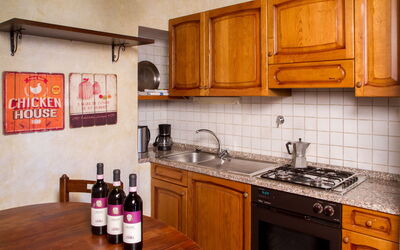 Torre Suite Balc: Køkken, Countertop, Køkken Apparat, Større Bandage, Cabinetry, Træ, Møbel, Indretning, Gulvbelægning, Værelse