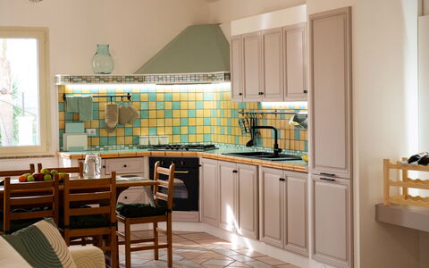 Villa Ninfa: Køkken, Indretning, Countertop, Møbel, Cabinetry, Køkken Apparat, Gulvbelægning, Større Bandage, Træ, Etage