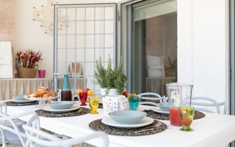 Lacorte di Ninetta: Møbel, Bordservice, Indretning, Bord, Spisestue, Stol, Køkken & Spisebord, Serveware, Textile, Blomsterkrukke