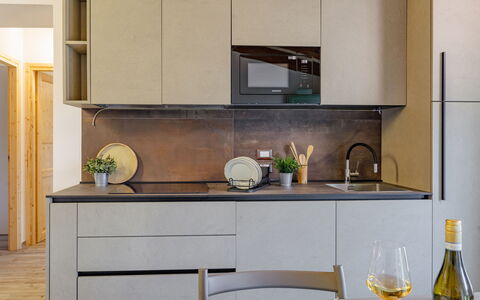 Villa Zena: Countertop, Køkken, Møbel, Køkken Apparat, Cabinetry, Indretning, Gulvbelægning, Træ, Hjem, Husholdningsapparat