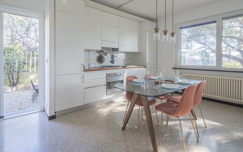 Torre Dell'Amore, Genova, Seaview: Gulvbelægning, Træ, Indretning, Etage, Loft, Møbel, Lysarmatur, Belysning, Køkken, Countertop