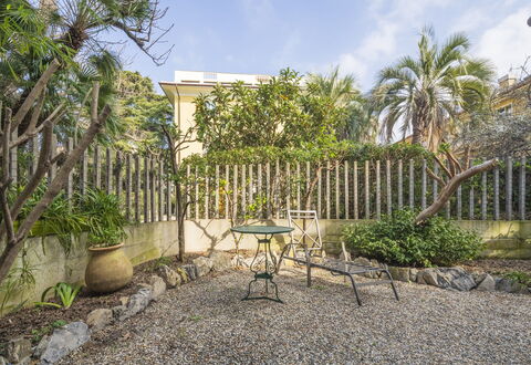 Torre Dell'Amore, Genova, Seaview: Busk, Have, Skygge, Landscaping, Backyard, Gård, Blomsterkrukke, Flise