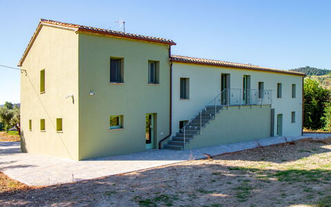 Zena Apartment: Væg, Facade, Arkitektur, Hjem, Boligområde, Dør, Kompositmateriale, Estate, Altan, Gips
